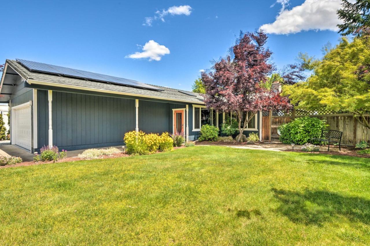 Central Medford Family Retreat With Large Yard! Zewnętrze zdjęcie