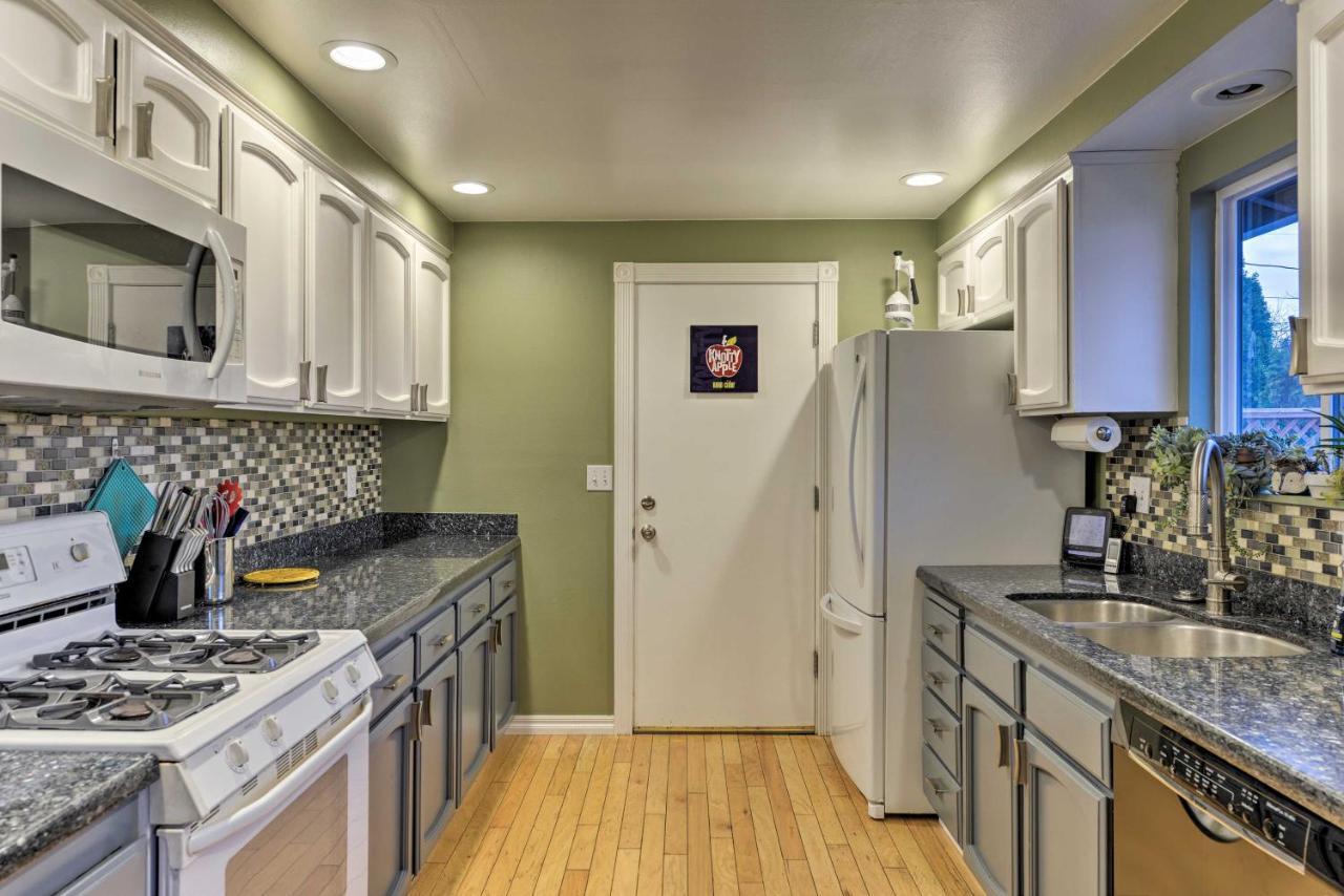 Central Medford Family Retreat With Large Yard! Zewnętrze zdjęcie