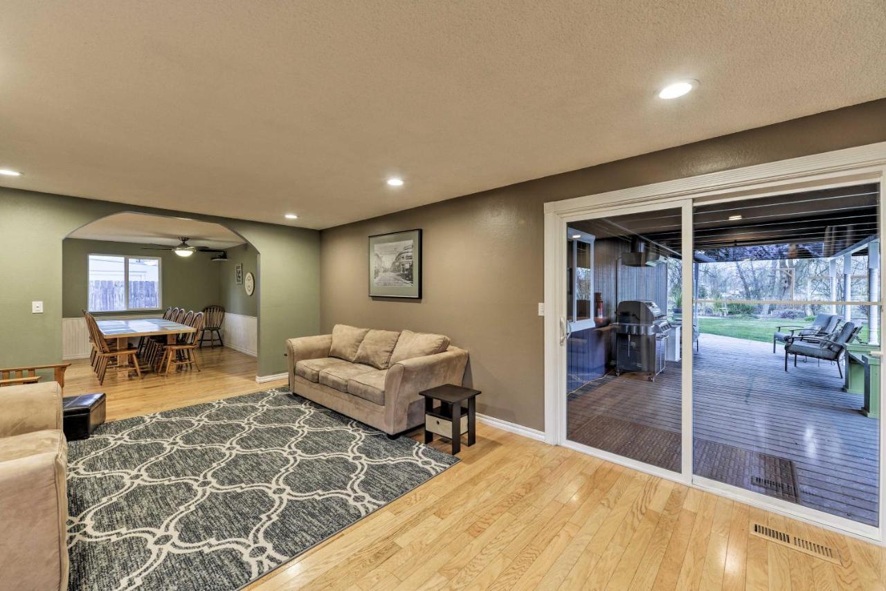 Central Medford Family Retreat With Large Yard! Zewnętrze zdjęcie