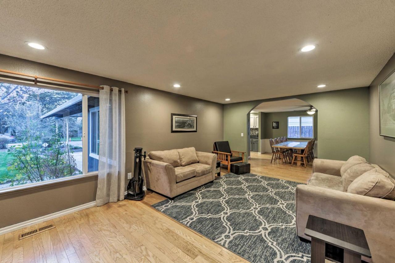 Central Medford Family Retreat With Large Yard! Zewnętrze zdjęcie